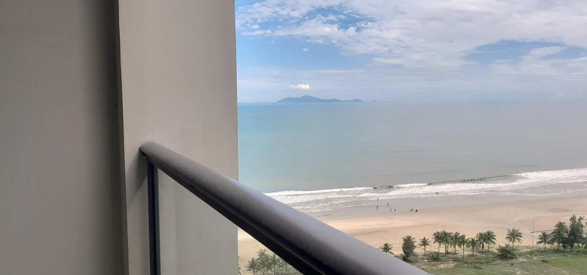 Beachfront Luxury Apartment - Rooftop Pool - Da Nang Vietnam