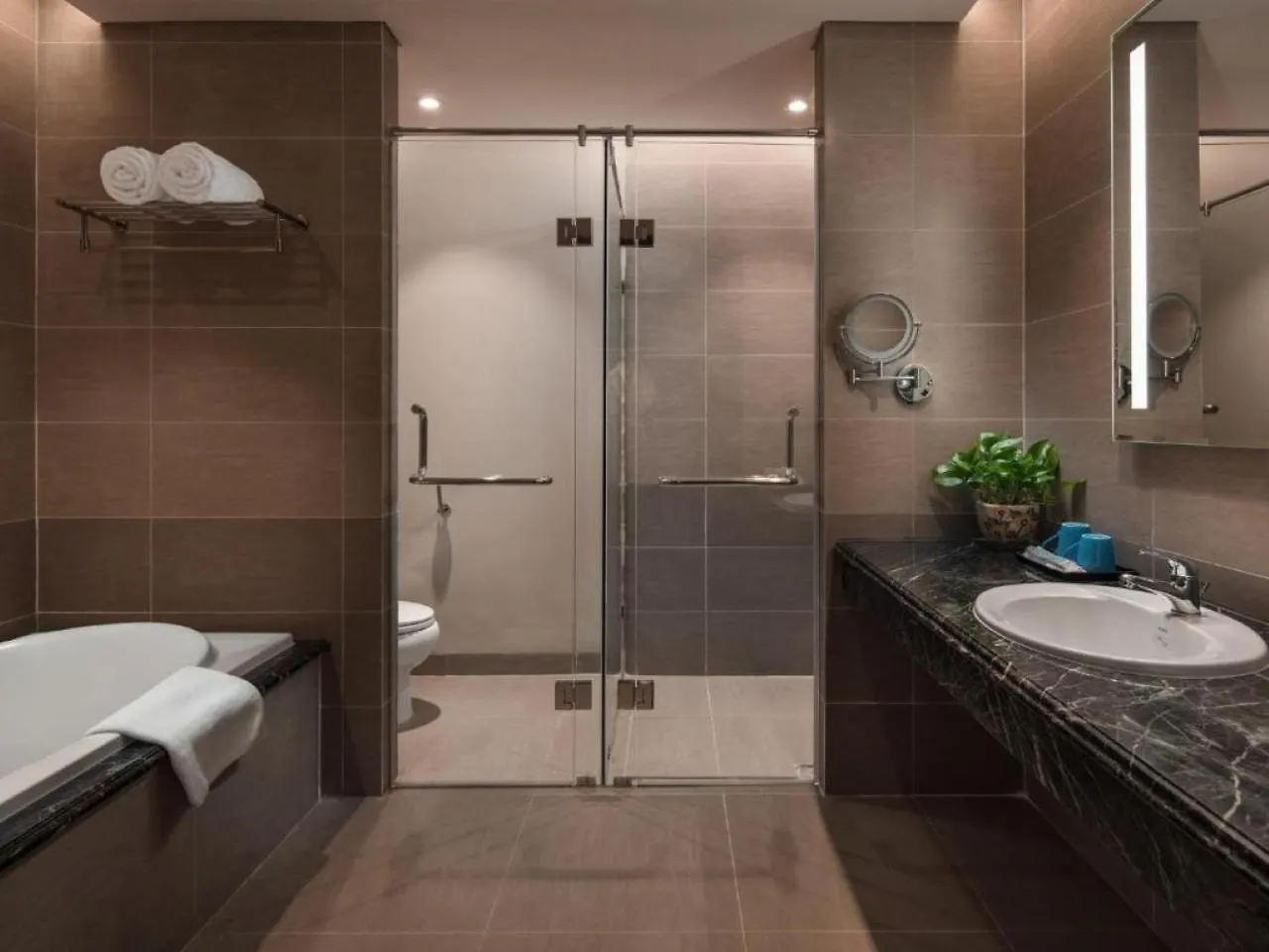 Beachfront Luxury Apartment - Rooftop Pool - Da Nang