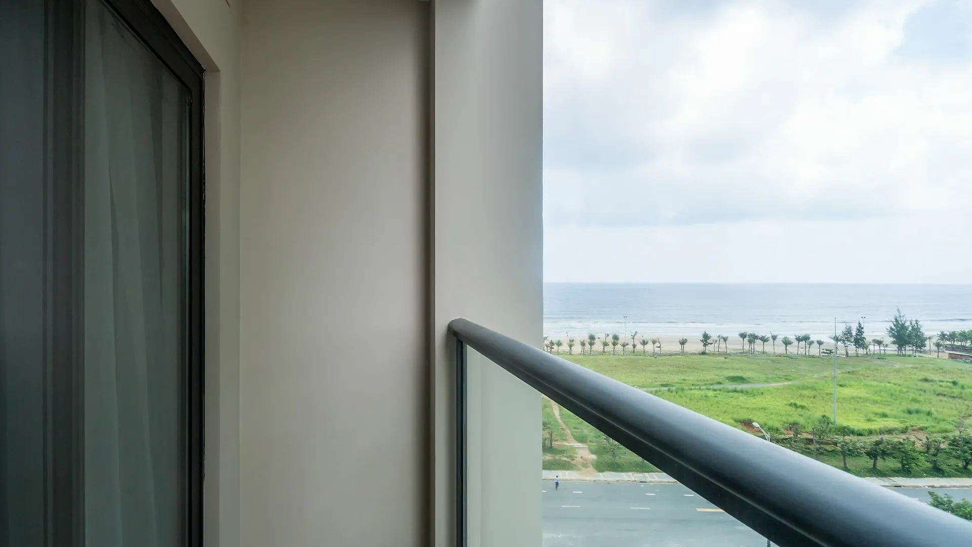 Beachfront Luxury Apartment - Rooftop Pool - Da Nang