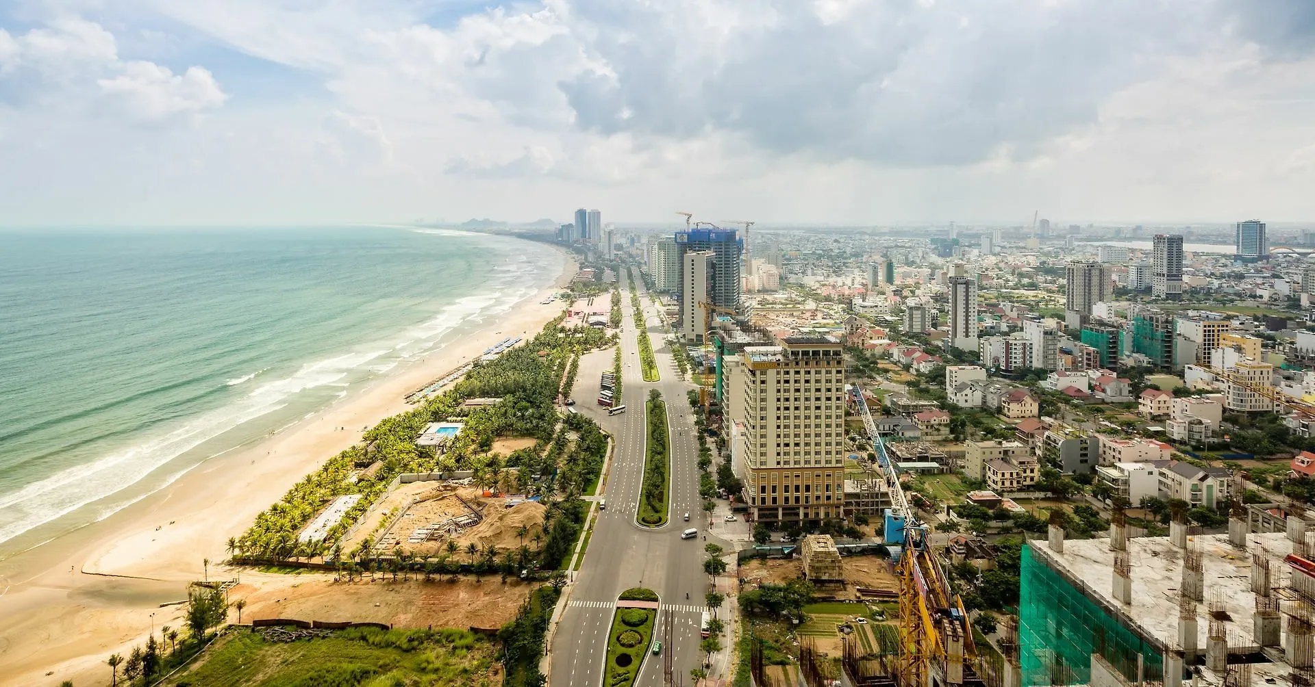 Beachfront Luxury Apartment - Rooftop Pool - Da Nang Vietnam